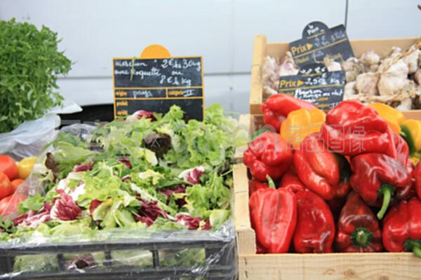 法國當(dāng)?shù)厥袌錾闲迈r蔬菜零售的特色與體驗(yàn)